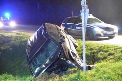 Gelaendewagen kommt von der Fahrbahn ab und bleibt im Graben haengen bei Besigheim